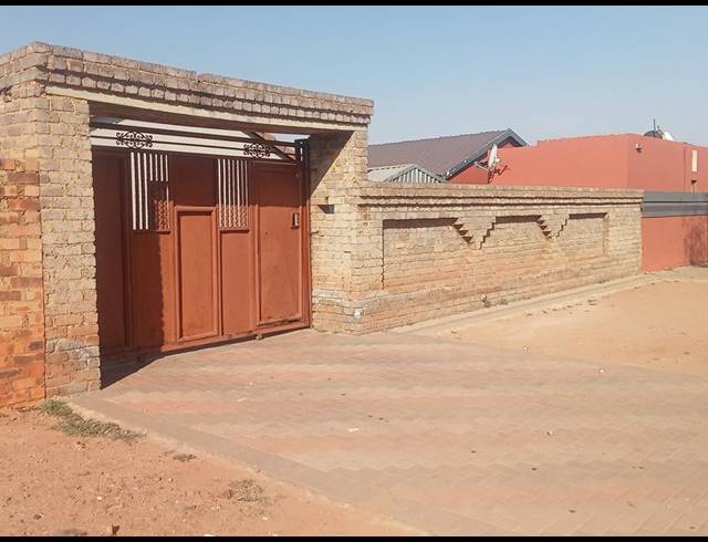 9 BEDROOM HOUSE FOR SALE IN PROTEA GLEN